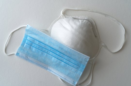 Prokazování bezinfekčnosti u návštěv nutné není, respirátory však lidé v nemocnici neodloží