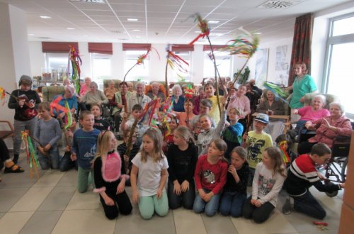 Děti ze ZŠ Školní prožily „Velikonoční úterý“ v Domově pro seniory