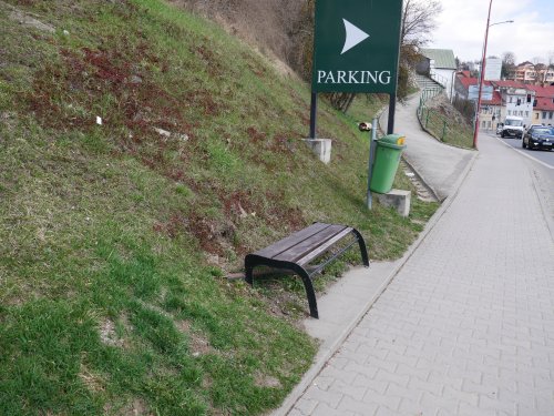 Výměna laviček a odpadkových košů začíná