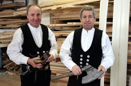 Bratři sbírají sekery a hoblíky