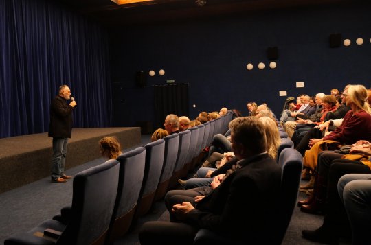 Ve čtvrtek vzpomínal plný kinosál 