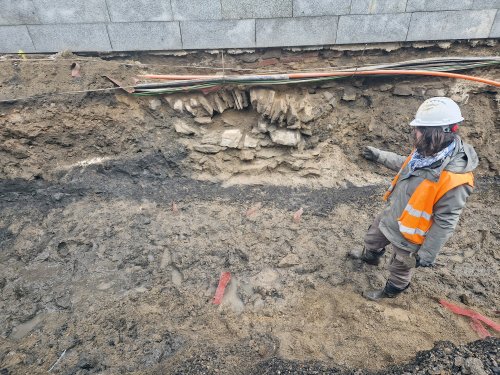 Kamenné ostění a dřevěný vodovod. Archeologové dokončili výzkum pod radnicí