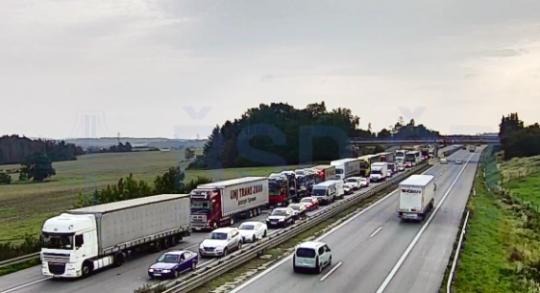 Dálnici D1 obousměrně uzavřela nehoda u Velké Bíteše