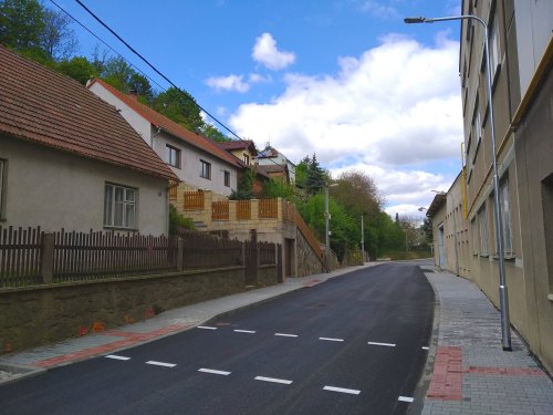 Rekonstrukce ulice Pod Strání je u konce. Stavbu firma dokončila s předstihem