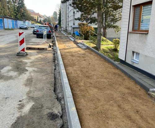 Opravy v ulici Gen. Jaroše se o dva týdny protáhnou