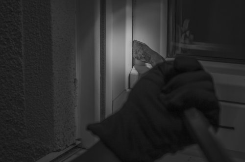 Muž se dopustil neoprávněného vniknutí do rodinného domu