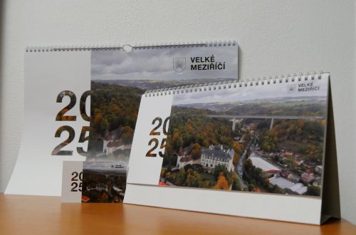 Kalendáře ukazují město pohledem dronu