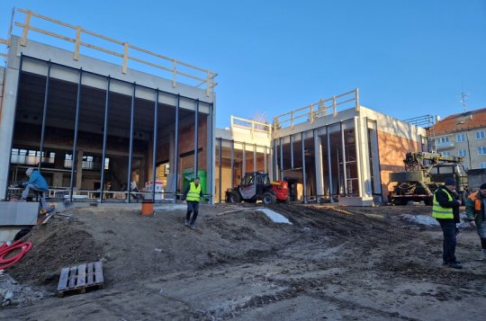 Prosklená fasáda knihovny je před dokončením