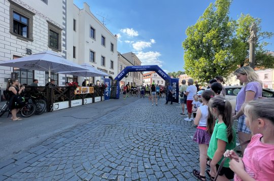 Velkomeziříčské náměstí v sobotní podvečer zaplnili závodníci
