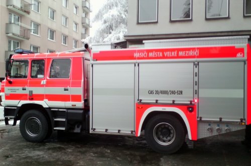 Dobrovolní hasiči dostali pod vánoční stromeček novou cisternovou automobilovou stříkačku