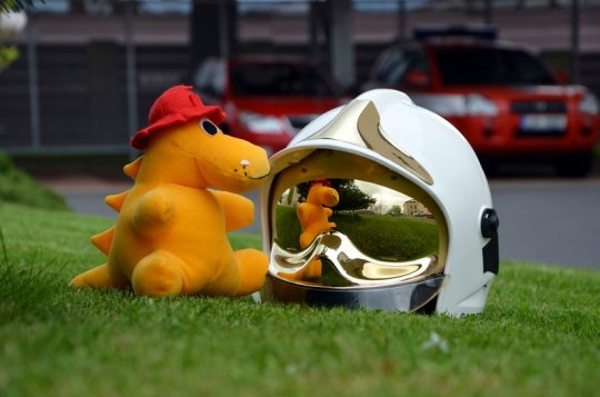 Hasičům pomáhá uklidnit děti dráček Záchránáček