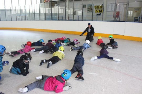 Děti z mateřských školek začaly již druhý ročník výuky bruslení