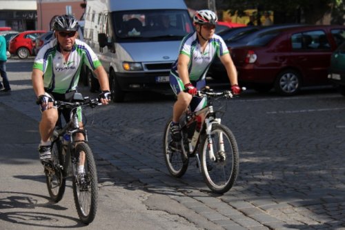 Cyklisti jedou pod žhavým sluncem z Meziříčí do Bystřice