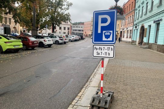 Parkovat se může i podélně