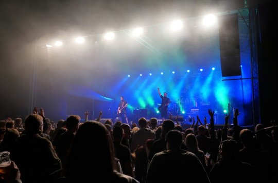 Kapely Poletíme? a Iné Kafe proměnily bývalý Svit v hudební klub pod širým nebem