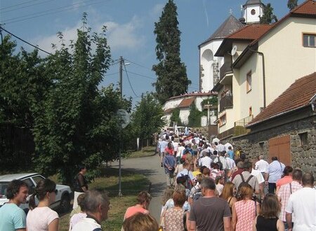 Procesí do Netína ponese sochu P. Marie