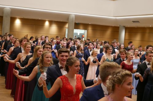 Taneční uzavřel ples v barevném