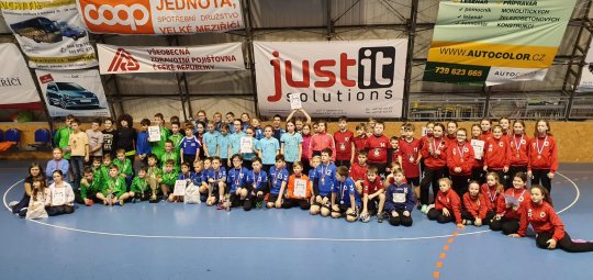 Minižáci házené druzí na domácím turnaji Just IT Cup
