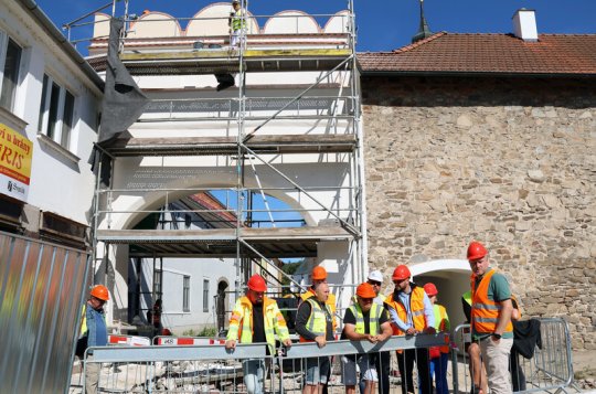 Rekonstrukce náměstí: Stavbaři začnou dělat chodníky a zábradlí na soutoku