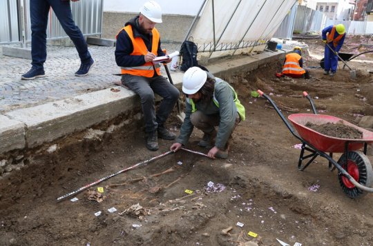 Archeologové narazili na první hroby i pravěkou sekyrku