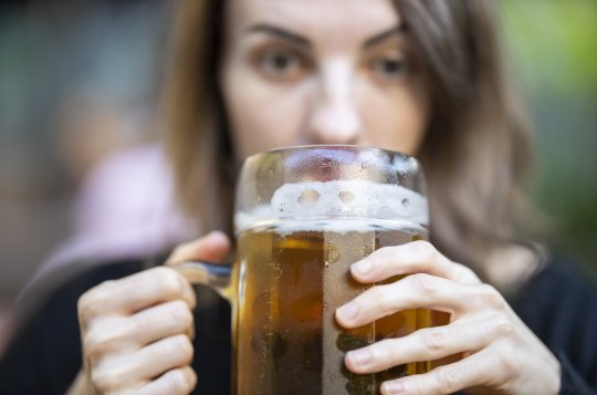 U komunikace ležela opilá žena, která nadýchala bezmála čtyři promile alkoholu