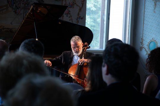 Zámeckou jídelnou zněla vážná hudba