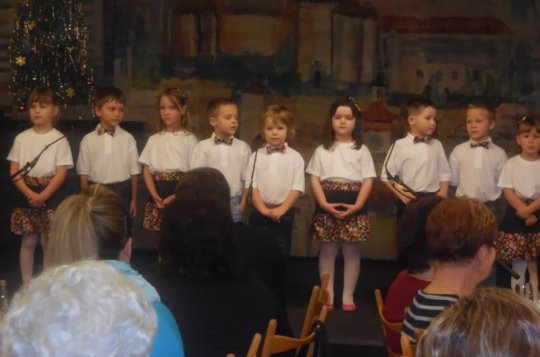 Malí zpěváci zazpívali v nových krojích