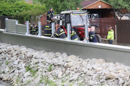 Hasiči stavěli protipovodňové hrazení