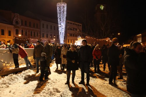 Lidé si na náměstí přáli šťastný nový rok
