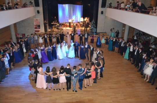 S tanečními se účastníci rozloučili plesem v barevném