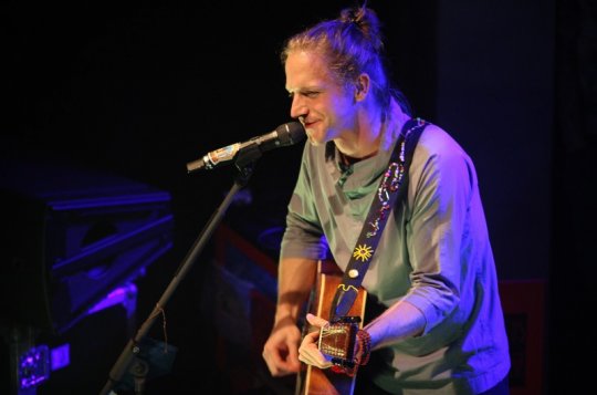 Přátelé, mluvme spolu, vyzval Klus na koncertě