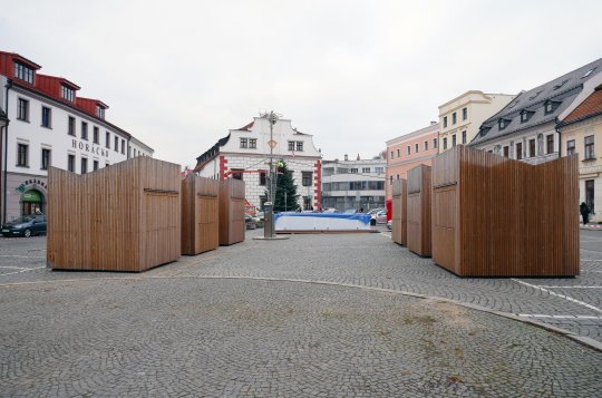 Město dnes představí adventní stánky s kluzištěm a rozsvítí vánoční strom