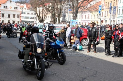 Na náměstí burácely stroje. Motorkáři přijeli otevřít silnice
