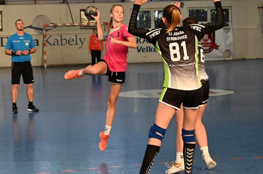 Starší dorostenky doma předvedeným výkonem zklamaly