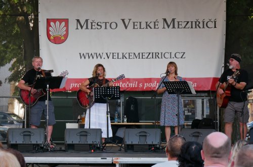Nedělní podvečer zpříjemnila místní folková skupina