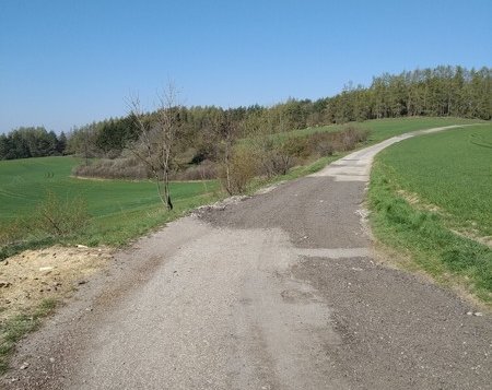 Účelová komunikace ze Lhotek na Fajtův kopec je provizorně opravena