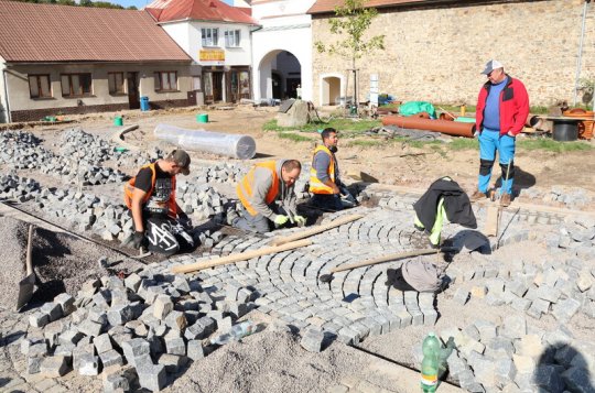 Žulové kostky mění ráz Šebestiánu