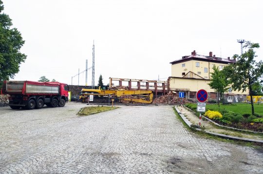 Výpravní budovy i traťový úsek mezi Skleným nad Oslavou a Křižanovem procházejí rozsáhlou a nákladnou rekonstrukcí