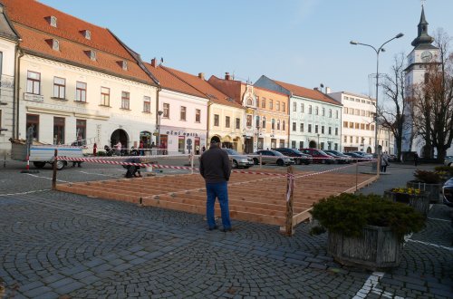 Kluziště se z náměstí přesouvá na nové místo