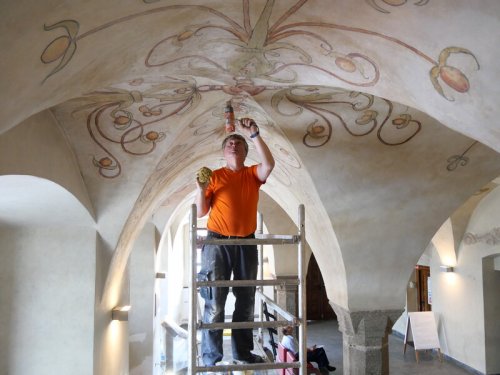 Restaurátoři již oživují fresky