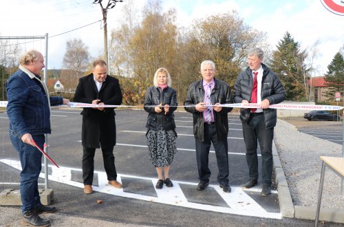 Přes čtyřicet nových parkovacích míst. Rozšířené parkoviště už slouží veřejnosti