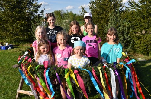 V Otíně májka opět stojí – tradice, která spojuje