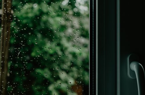 Pachatel poškodil skleněnou výplň dveří