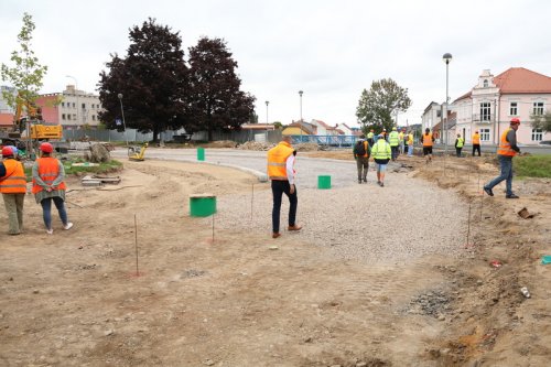 Šebestiánské náměstíčko se chystá na dlažbu. Práce postupují i v okolních ulicích