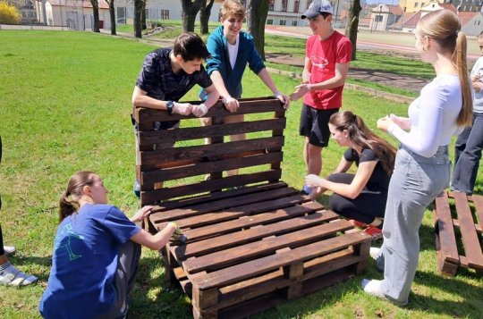 Gymnazisté si postavili venkovní učebnu