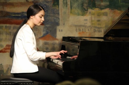 Na klavír zahrála Olga Punko spolu s mladými talenty