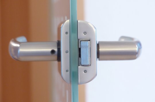 V Osové Bítýšce došlo k poškození skleněné výplně vchodových dveří