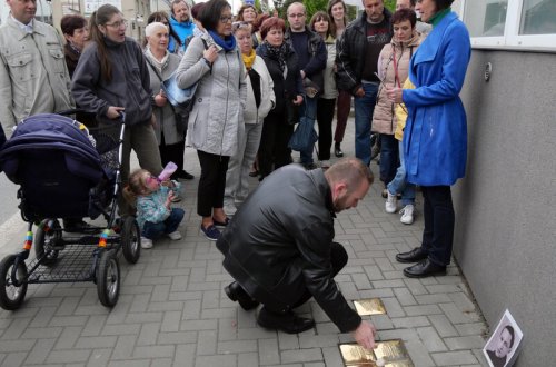 Lidé se sklonili před oběťmi holokaustu