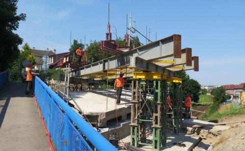 Na mostě je živo, příští týden zmizí železná konstrukce