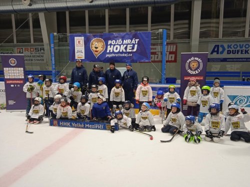 Hokej si ve Velkém Meziříčí vyzkoušelo 38 malých sportovců	